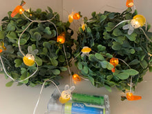 Cargar imagen en el visor de la galería, Guirnalda de Pascua conejo y zanahoria  LED.
